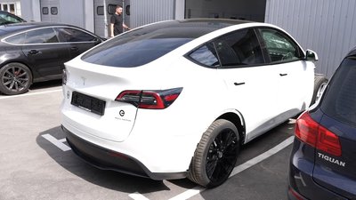 Електрокар Tesla перед ремонтом Електрокар Tesla перед ремонтом