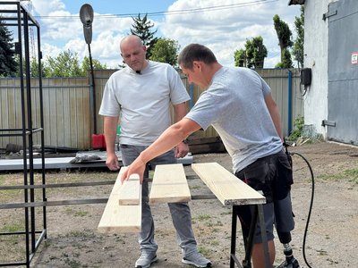 "Я не розумів, що буде далі". Ветеран, який втратив ногу під час боїв у Бахмуті, працює столяром на підприємстві "Я не розумів, що буде далі". Ветеран, який втратив ногу під час боїв у Бахмуті, працює столяром на підприємстві