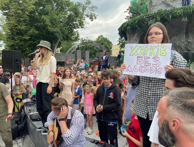 16-річна Дарина Вдовенко на акції під час концерту Світлани Лободи