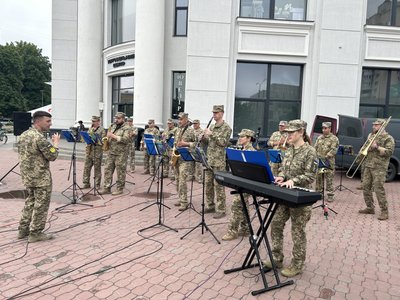 Колектив військового оркестру складається з 20 музикантів Колектив військового оркестру складається з 20 музикантів