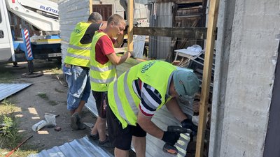 Комунальники працюють на місці обстрілу Слобідського району Харкова 25 серпня 2024 року Комунальники працюють на місці обстрілу Слобідського району Харкова 25 серпня 2024 року