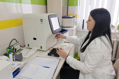Біологиня лабораторії робить аналіз Біологиня лабораторії робить аналіз
