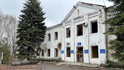 пошкоджена обстрілами будівля Мирноград Донецька область 11 січня 2025 року пошкоджена обстрілами будівля Мирноград Донецька область 11 січня 2025 року