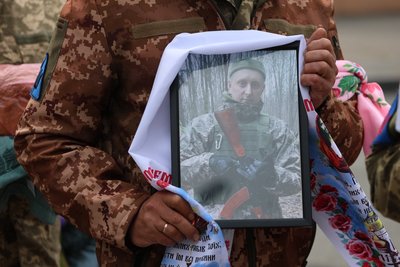 В Умані на Черкащині провели в останню путь загиблого на Курщині солдата В Умані на Черкащині провели в останню путь загиблого на Курщині солдата
