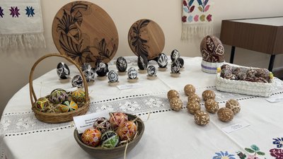 Гроші з продажу для ЗСУ: в Ужгороді проводять благодійну виставку-ярмарок "Світ писанки" Гроші з продажу для ЗСУ: в Ужгороді проводять благодійну виставку-ярмарок "Світ писанки"