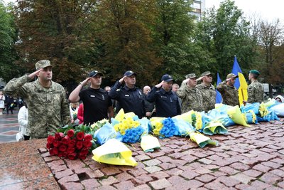 До пам’ятника Героям Небесної Сотні поклали квіти До пам’ятника Героям Небесної Сотні поклали квіти