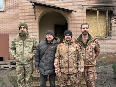 Бійці ДФТГ №8 у Сумах врятували родину з палаючого будинку Бійці ДФТГ №8 у Сумах врятували родину з палаючого будинку