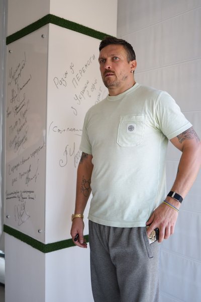 Боксер Олександр Усик відвідав поранених військових в лікарні Дніпропетровщини Боксер Олександр Усик відвідав поранених військових в лікарні Дніпропетровщини