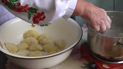 Рецепт прабабусі: 79-річна жителька Хмельниччини готує вареники з великодньої паски за родинним рецептом Рецепт прабабусі: 79-річна жителька Хмельниччини готує вареники з великодньої паски за родинним рецептом