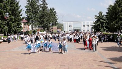 До тисячі людей у вишиванках: як у громаді на Вінниччині відзначили День вишиванки До тисячі людей у вишиванках: як у громаді на Вінниччині відзначили День вишиванки