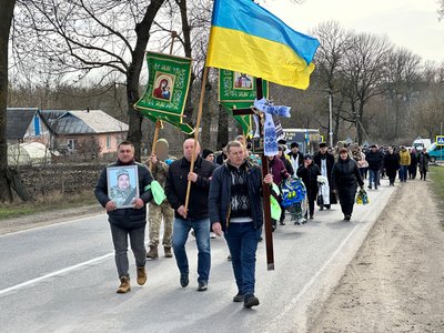 На прощання з військовим Олександром Карасем з Хмельниччини прийшли рідні, друзі, містяни На прощання з військовим Олександром Карасем з Хмельниччини прийшли рідні, друзі, містяни
