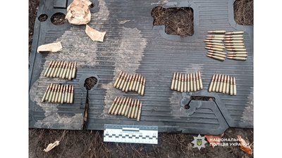 Автомат та майже 200 набоїв: житель Прилуччини зберігав вдома незаконну зброю Автомат та майже 200 набоїв: житель Прилуччини зберігав вдома незаконну зброю
