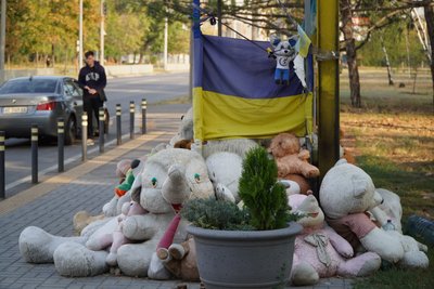 У Дніпрі розібрали меморіал з іграшками на зупинці на Набережній Перемоги У Дніпрі розібрали меморіал з іграшками на зупинці на Набережній Перемоги
