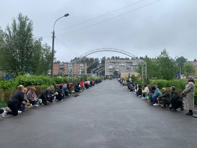 Зустріли героя навколішках Зустріли героя навколішках