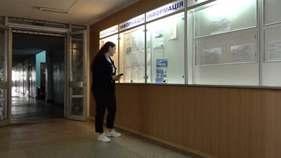 Біля розкладу в університеті Біля розкладу в університеті