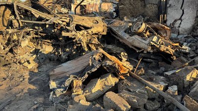 Згорівші авто внаслідок атаки РФ. Миколаїв, 3 серпня 2025 року Згорівші авто внаслідок атаки РФ. Миколаїв, 3 серпня 2025 року