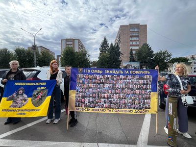 «Маємо за них боротися»: у Черкасах провели акцію на підтримку полонених та зниклих безвісти «Маємо за них боротися»: у Черкасах провели акцію на підтримку полонених та зниклих безвісти