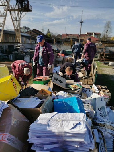На Прикарпатті здали на макулатуру російські книги і купили бойовий дрон