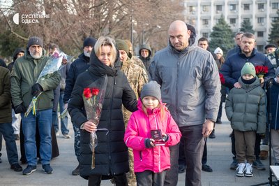 В Одесі вшанували пам’ять загиблих захисників і передали державну нагороду родині полеглого офіцера В Одесі вшанували пам’ять загиблих захисників і передали державну нагороду родині полеглого офіцера