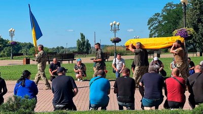 На Чернігівщині попрощалися з солдатом Андрієм Навозенком На Чернігівщині попрощалися з солдатом Андрієм Навозенком