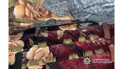 На Чернігівщині правоохоронці затримали підозрюваного у торгівлі зброєю та боєприпасами. На Чернігівщині правоохоронці затримали підозрюваного у торгівлі зброєю та боєприпасами.