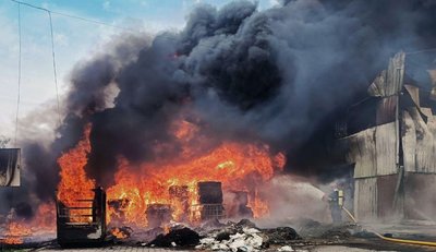 На Хмельниччині ліквідували масштабну пожежу на складі: що відомо