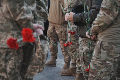 гвоздики в руках у військових гвоздики в руках у військових