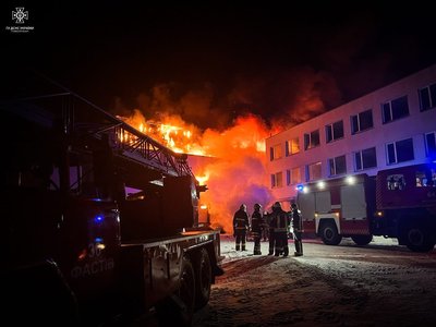 У Фастівському районі всю ніч гасили пожежу в меблевому цеху У Фастівському районі всю ніч гасили пожежу в меблевому цеху