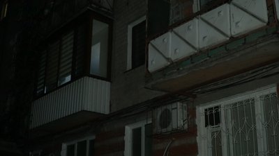 "Підігріваємо газом, бо дуже холодно". Чотири будинки на пр. Яворницького у Дніпрі не мають опалення під час знеструмлень