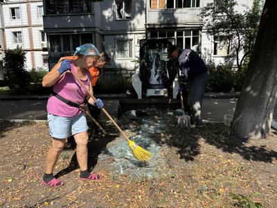 У Чугуєві внаслідок атаки дронів пошкоджені вікна у близько 300 квартирах: фоторепортаж