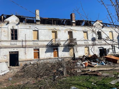 "Дощі йдуть, нам дах не накрили". Мешканці пошкоджених ударом РФ двоповерхівок у Сумах просять відремонтувати покрівлю