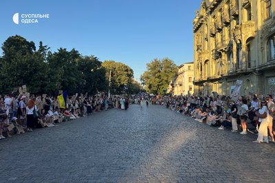 Одесити втретє зібралися на акцію протесту проти відставки міністра оборони Федорова Одесити втретє зібралися на акцію протесту проти відставки міністра оборони Федорова