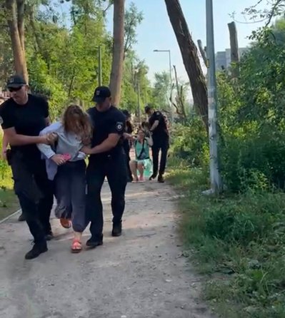 Кияни протестують проти вирубки дерев на Теремках: що кажуть у поліції та РДА Кияни протестують проти вирубки дерев на Теремках: що кажуть у поліції та РДА