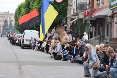 В Умані на Черкащині провели в останню путь загиблого на Курщині солдата В Умані на Черкащині провели в останню путь загиблого на Курщині солдата
