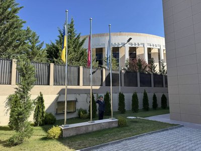 Кримськотатарський прапор підняли на флагштоці біля будівлі МЗС Кримськотатарський прапор підняли на флагштоці біля будівлі МЗС
