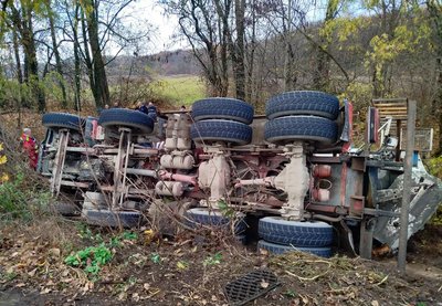 Водія затисло у вантажівці: на Закарпатті сталася ДТП