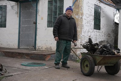 "Страшно... Трусяться і ноги, і руки, і все на світі". Репортаж з прифронтового Чаплиного на Дніпропетровщині "Страшно... Трусяться і ноги, і руки, і все на світі". Репортаж з прифронтового Чаплиного на Дніпропетровщині