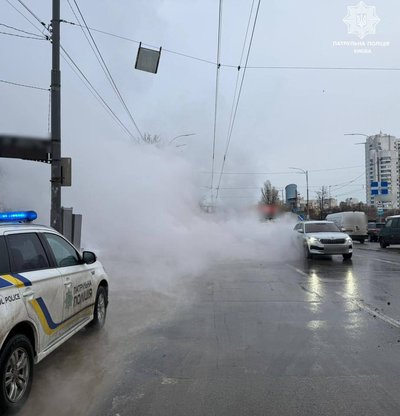 На Деміївці в Києві прорвало тепломережу На Деміївці в Києві прорвало тепломережу