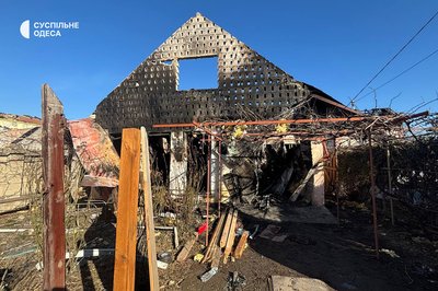 Пошкоджені дахи, вибиті вікна та розтрощені автівки: фото наслідків російської атаки на Одещину 6 березня Пошкоджені дахи, вибиті вікна та розтрощені автівки: фото наслідків російської атаки на Одещину 6 березня