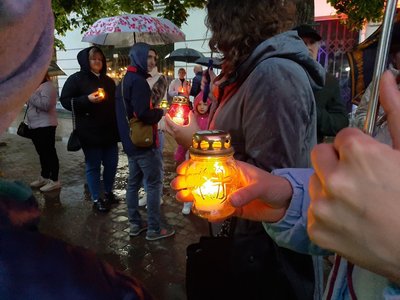 Лампадки містянам роздавали волонтери Лампадки містянам роздавали волонтери