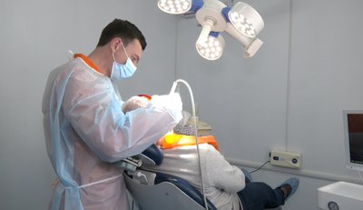 "Кожен має вкластись, тоді ми виграємо цю війну": родина лікарів з Волині безплатно лікує зуби військовим "Кожен має вкластись, тоді ми виграємо цю війну": родина лікарів з Волині безплатно лікує зуби військовим