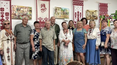 "Дивлячись на бабусю також сідала і ткала". Історії тканих рушників майстрині Валентини Мироненко з Кролевеччини "Дивлячись на бабусю також сідала і ткала". Історії тканих рушників майстрині Валентини Мироненко з Кролевеччини