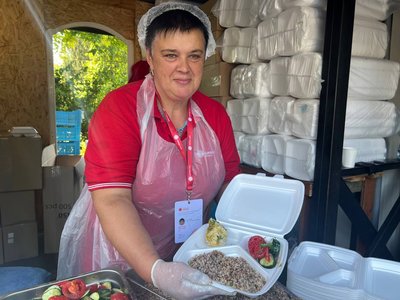 Кухарка Марія Лисюк розповідає, що о сьомій ранку вже готують обід Кухарка Марія Лисюк розповідає, що о сьомій ранку вже готують обід