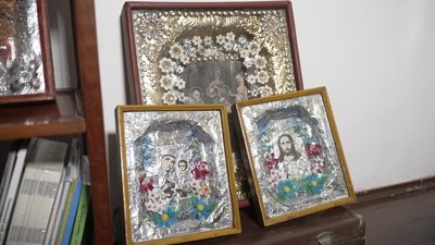 Понад дві сотні фольгових ікон зібрали у домашньому музеї колекціонери з Рівненщини Понад дві сотні фольгових ікон зібрали у домашньому музеї колекціонери з Рівненщини