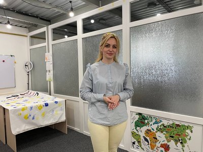 Керівниця дитячого навчального клубу Ірина Ханас, акція "Дитячі долоньки — за мир" Керівниця дитячого навчального клубу Ірина Ханас, акція "Дитячі долоньки — за мир"