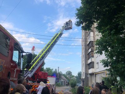 У центрі Житомира у багатоповерхівці загорівся балкон: що відомо