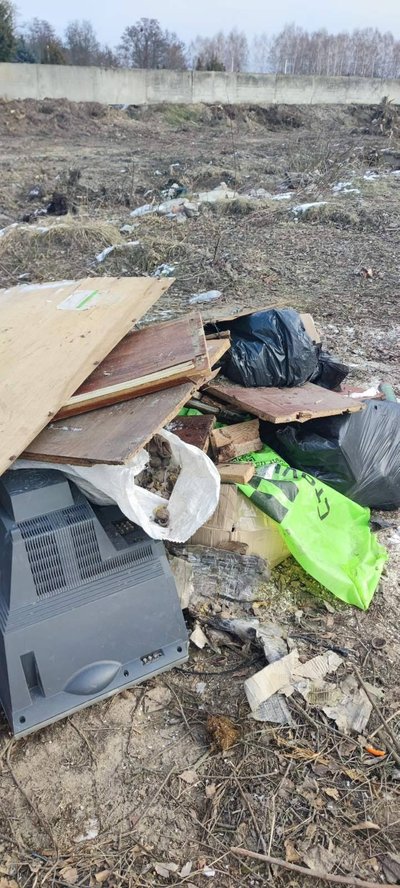 У місті на Житомирщині біля сектору поховання військових скинули купу сміття У місті на Житомирщині біля сектору поховання військових скинули купу сміття
