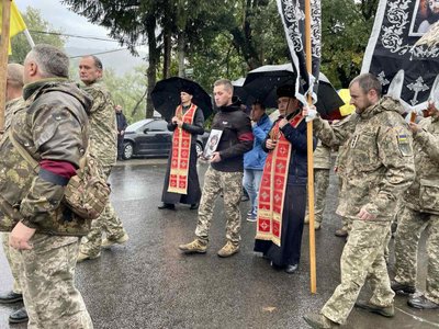 На Закарпатті попрощалися із полеглим захисником Василем Капчуком На Закарпатті попрощалися із полеглим захисником Василем Капчуком