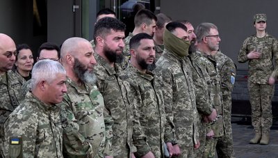 Українські воїни-мусульмани пад час офіційного іфтару за участю президента Володимира Зеленського Українські воїни-мусульмани пад час офіційного іфтару за участю президента Володимира Зеленського