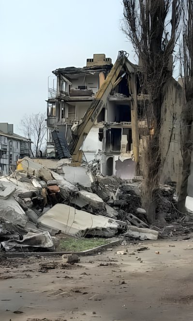 Зруйнований будинок військової Наталії у Маріуполі, що на Донеччині Зруйнований будинок військової Наталії у Маріуполі, що на Донеччині